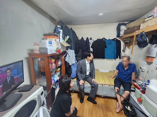 박종민 권익위 부위원장이 쪽방에 거주하는 어르신의 고충을 듣고 있다.