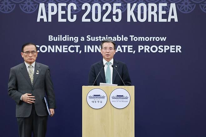 위성락 국가안보실장과 김용범 정책실장이 29일 경북 경주 APEC 미디어센터에서 한미 정상회담 관련 브리핑을 하고 있다. 2025.10.29 [대통령실통신사진기자단](사진=저작권자(c) 연합뉴스, 무단 전재-재배포 금지)