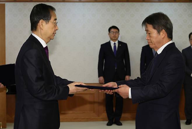 김용원 인권위 상임위원이 2023년 2월20일 정부서울청사에서 한덕수 당시 국무총리에게 임명장을 받고 있다. 김용원 위원이 윤석열 대통령에 의해 임명된 것은 2월6일이었다. 연합뉴스