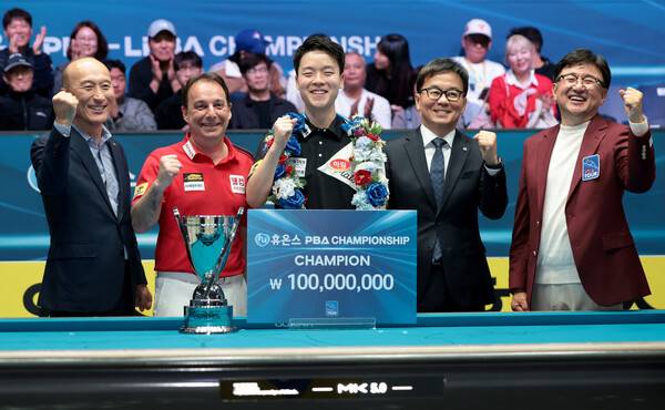 김영원이 28일 휴온스챔피언십에서 우승한 뒤 송수영 휴온스 대표이사(오른쪽에서 두번째)로부터 상금을 받고 있다. PBA 제공