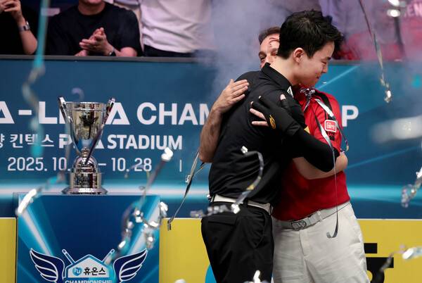 김영원이 28일 열린 프로당구 휴온스챔피언십에서 우승한 뒤 우상 다니엘 산체스와 포옹하고 있다. PBA 제공