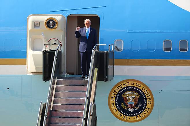 도널드 트럼프 미국 대통령 29일 김해국제공항에 도착해 전용기 에어포스원에서 인사하고 있다. 연합뉴스