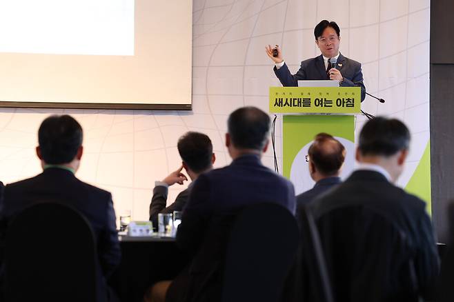 김영훈 고용노동부 장관이 29일 아침 서울 중구 플라자호텔에서 열린 ‘한겨레 월례 정책 조잔회 새시대를 여는 아침’에서 이재명 정부 고용노동정책을 주제로 강연을 하고 있다. 김영원 기자 forever@hani.co.kr