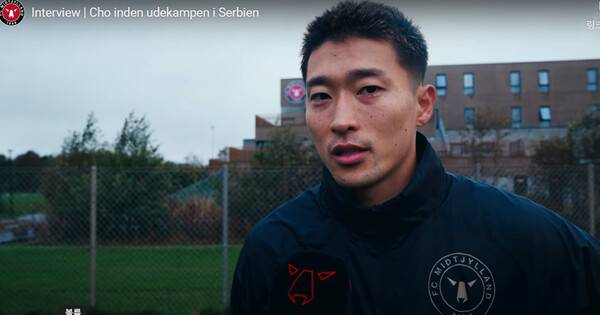 조규성이 미트윌란 구단 방송과 영어 인터뷰를 하고 있다. 미트윌란 누리집 갈무리