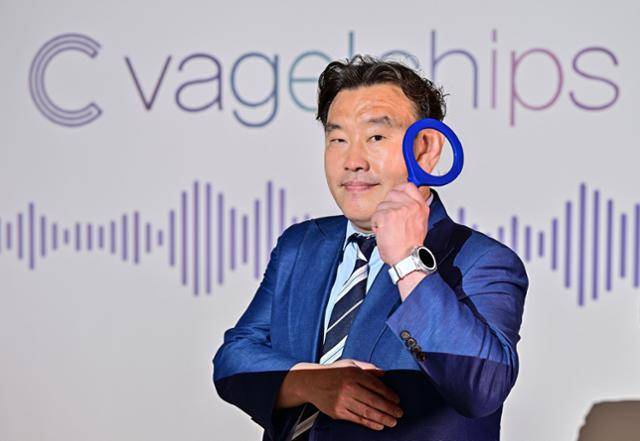 음성인식 기술을 개발한 정우철 베이글칩스 대표가 서울 세종로 한국일보사에서 인터뷰를 하며 문자를 음성으로 바꿔 들려주는 TTS 기술을 설명하며 이를 상징하는 행동으로 돋보기를 귀에 대보고 있다. 최주연 기자