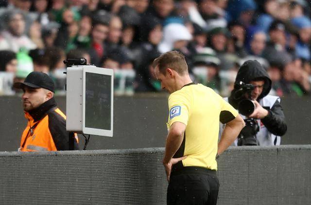 사샤 스테게만 주심이 25일(한국시간) 독일 묀헨글라트바흐에 위치한 보루시아 파크에서 열린 보루시아 묀헨글라트바흐와 바이에른 뮌헨의 2025~26 독일 분데스리가 8라운드 경기에서 옌스 카스트로프(묀헨글라트바흐)의 퇴장 여부를 판단하기 위해 비디오 판독(VAR) 화면을 확인하고 있다. 묀헨글라트바흐=로이터 연합뉴스
