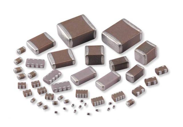 거의 모든 IT 제품에 사용돼 '전자산업의 쌀'이라 불리는 부품 '적층세라믹콘덴서(MLCC)'. 가장 작은 IT용 MLCC크기는 쌀 한 톨의 250분의 1에 불과하다. 가장 큰 전장용 MLCC 크기도 사람 손톱 10분의 1 정도에 불과하다. 삼성전기 제공