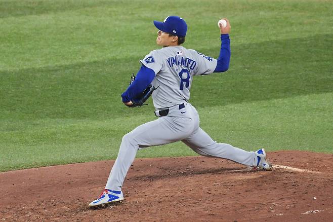 <yonhap photo-4683="">월드시리즈 2차전에서 완투승을 거둔 야마모토 요시노부. [EPA=연합뉴스]</yonhap>