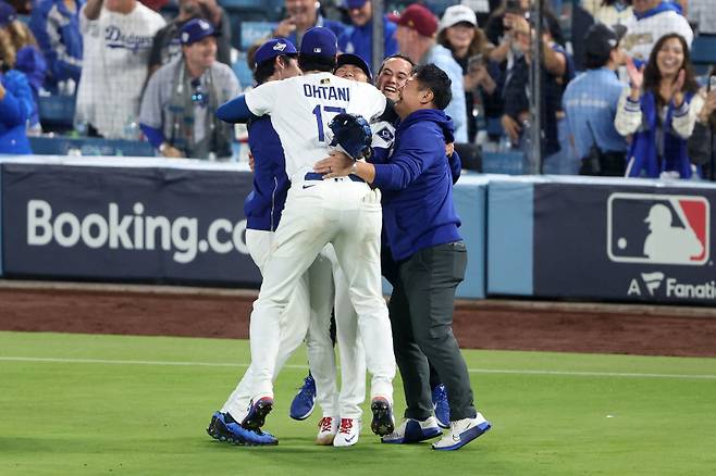 <yonhap photo-4158=""> LOS ANGELES, CALIFORNIA - OCTOBER 27: Roki Sasaki #11, Shohei Ohtani #17 and Yoshinobu Yamamoto #18 of the Los Angeles Dodgers celebrate on the field after defeating the Toronto Blue Jays in game three of the 2025 World Series at Dodger Stadium on October 27, 2025 in Los Angeles, California. Luke Hales/Getty Images/AFP (Photo by Luke Hales / GETTY IMAGES NORTH AMERICA / Getty Images via AFP)/2025-10-28 16:11:27/ <저작권자 ⓒ 1980-2025 ㈜연합뉴스. 무단 전재 재배포 금지, AI 학습 및 활용 금지></yonhap>
