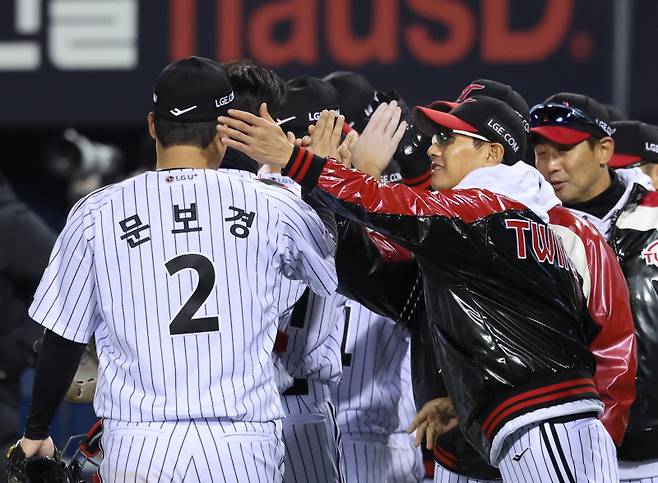 <yonhap photo-5596=""> 염경엽 '문보경, 오늘의 MVP' (서울=연합뉴스) 임화영 기자 = 27일 서울 잠실야구장에서 열린 2025 프로야구 한국시리즈 한화 이글스 대 LG 트윈스 2차전에서 13-5로 승리한 LG 염경엽 감독이 문보경과 자축하고 있다. 2025.10.27 hwayoung7@yna.co.kr/2025-10-27 21:50:49/ <저작권자 ⓒ 1980-2025 ㈜연합뉴스. 무단 전재 재배포 금지, AI 학습 및 활용 금지></yonhap>