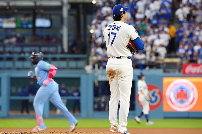 <yonhap photo-2943=""> Los Angeles Dodgers pitcher Shohei Ohtani (17) looks on as Toronto Blue Jays' Vladimir Guerrero Jr. (27) rounds the bases after hitting a two-run home run during third inning Game 4 World Series playoff MLB baseball action in Los Angeles on Tuesday, Oct. 28, 2025. (Frank Gunn/The Canadian Press via AP) MANDATORY CREDIT/2025-10-29 10:24:09/ <저작권자 ⓒ 1980-2025 ㈜연합뉴스. 무단 전재 재배포 금지, AI 학습 및 활용 금지></yonhap>