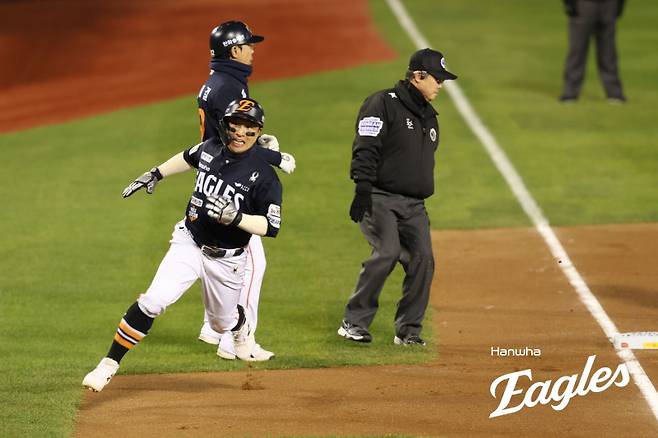 손아섭이 27일 잠실구장에서 열린 LG 트윈스와의 한국시리즈 2차전 1회 초 공격에서 하주석의 안타 때 홈으로 쇄도하는 모습. 그는 데뷔 19년 만에 우승을 염원하고 있다. 