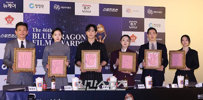배우 황정민, 김고은, 정해인, 이상희, 노상현, 박주현이 29일 오전 서울 영등포구 CGV여의도에서 열린 제46회 청룡영화상 핸드프린팅 행사에 참석해 각자 핸드프린팅 액자를 들고 포토타임을 갖고 있다. 이 행사에는 지난해 제45회 청룡영화상 수상자인 황정민, 김고은, 정해인, 이상희, 노상현, 박주현이 참석한다. 핸드프린팅은 청룡영화상의 전통적인 사전 행사로, 한 해 수상자들이 남긴 업적을 영구히 기념하는 의미 있는 자리이다. 서병수 기자 qudtn@edaily.co.kr /2025.10.29/