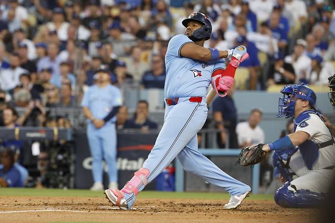 <yonhap photo-3222=""> epa12489025 Toronto Blue Jays Vladimir Guerrero Jr. (L) follows through with a two run home run off a pitch by Los Angeles Dodgers pitcher Shohei Ohtani during the third inning of the MLB World Series game four between the Toronto Blue Jays and the Los Angeles Dodgers in Los Angeles, California, USA, 28 October 2025. EPA/CAROLINE BREHMAN/2025-10-29 11:02:41/ <저작권자 ⓒ 1980-2025 ㈜연합뉴스. 무단 전재 재배포 금지, AI 학습 및 활용 금지></yonhap>