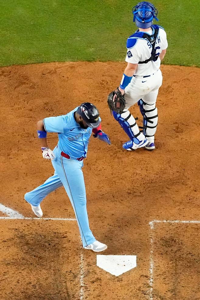 <yonhap photo-3434=""> Toronto Blue Jays' Vladimir Guerrero Jr. scores on a base hit by Addison Barger during the seventh inning in Game 4 of baseball's World Series against the Los Angeles Dodgers, Tuesday, Oct. 28, 2025, in Los Angeles. (AP Photo/Brynn Anderson)/2025-10-29 11:23:25/ <저작권자 ⓒ 1980-2025 ㈜연합뉴스. 무단 전재 재배포 금지, AI 학습 및 활용 금지></yonhap>