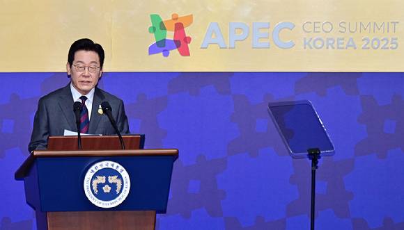 이재명 대통령이 29일 경북 경주예술의전당에서 열린 'APEC CEO(최고경영자) 서밋' 개회식에서 특별연설을 하고 있다. [사진=연합뉴스]