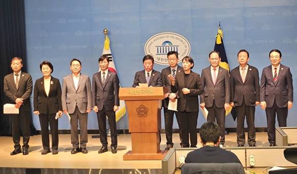 조상래 곡성군수가 국회 소통관에서 기자회견을 열고 '농어촌 기본소득 시범사업' 확대를 강력히 촉구하고 있다. [사진=전남 곡성군]