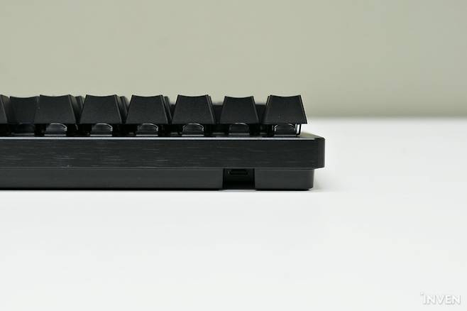 ▲ USB 단자가 매립형으로 설계되어 보다 안정적으로 연결할 수 있다