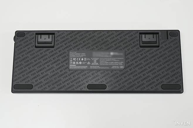 ▲ 키보드의 뒷면. 모서리에 미끄럼 방지 패드가 꼼꼼하게 배치되어 있다