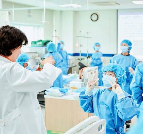 경복대가 지난 9월 20일과 27일 남양주캠퍼스에서 지역 초등학생을 대상으로 ‘2025년 늘봄학교 대학연계 프로그램’을 진행했다. 사진은 늘봄학교 간호학과 실습 현장 모습. [사진 경복대]