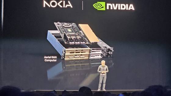 젠슨 황 엔비디아 최고경영자(CEO)가 28일(현지시간) 미국 워싱턴 DC 월터 E 컨벤션센터에서 개최한 기술 컨퍼런스 ‘GTC 2025’에서 기조연설을 하고 있다. 워싱턴=김형구 특파원