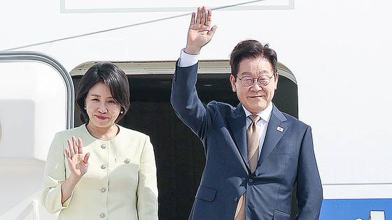 아세안 정상회의 일정을 마치고 귀국하는 이재명 대통령과 김혜경 여사가 27일 말레이시아 쿠알라룸푸르 국제공항에서 공군 1호기에 올라 환송객들에게 인사하고 있다. 연합뉴스