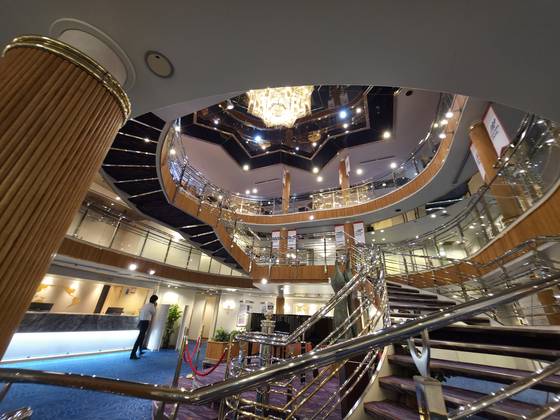 경북 경주에서 열리는 아시아태평양경제협력체(APEC) 정상회의에 참석하는 경제인들의 '바다 위 숙소'인 피아노랜드호 크루즈가 28일 포항 영일만항에 들어왔다. 사진은 피아노랜드호 내부. 사진 해양경찰