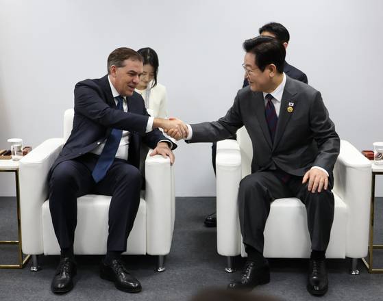 이재명 대통령이 29일 경주 예술의 전당에서 맥 가먼 AWS(아마존 웹 서비스) CEO를 접견하고 있다. 전민규 기자
