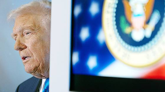 도널드 트럼프 미국 대통령이 29일 일본 도쿄에서 한국으로 이동하는 에어포스원 기내에서 기자들과 대화를 나누고 있다. AP=연합뉴스