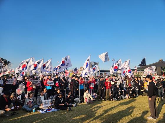 29일 오후 경북 경주시 노동동 봉황대 광장에서 보수단체인 '자유대학'이 주최한 집회가 진행되고 있다. 김정석 기자