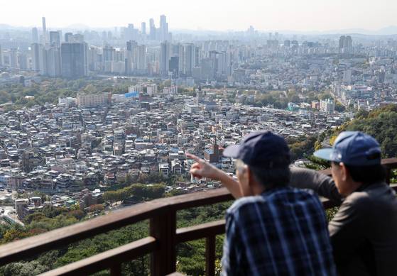서울 남산에서 바라본 아파트 및 주택 단지. 뉴스1