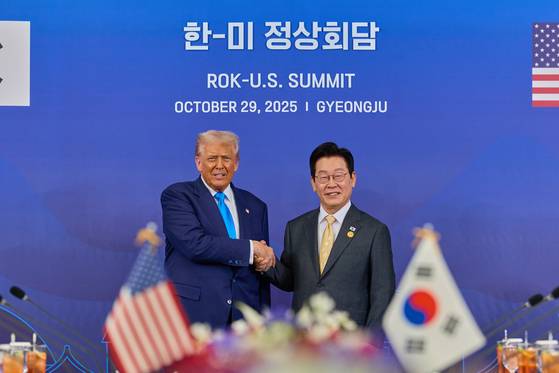 이재명 대통령이 29일 경북 경주국립박물관에서 열린 한미 정상회담 확대오찬회담에 트럼프 미국 대통령과 악수를 하고 있다. [사진 대통령실]