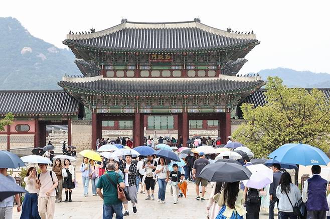 서울 종로구 경복궁에서 한복을 차려입은 시민들과 외국인 관광객들이 즐거운 시간을 보내고 있다. 사진=임형택 기자