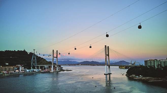 ‘일몰 맛집’으로 꼽히는 여수해상케이블카와 거북선대교 일대 풍경. 사진=도진영