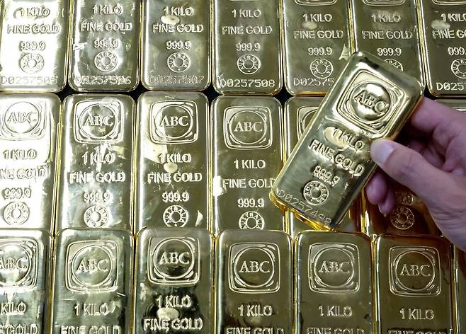 서울 종로구 삼성금거래소에서 직원이 골드바를 정리하고 있다. 사진=문경덕 기자