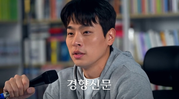 배우 박정민은 지난 4월 24일 서울 마포구 서교동 출판사 ‘무제’ 사무실에서 가진 경향신문 인터뷰에서 “소리 내고 싶지만, 그러지 못하는 사람들에게 ‘스피커’가 되어주고 싶다”고 말했다. 유튜브 ‘출판사 무제 MUZE’ 채널 캡처