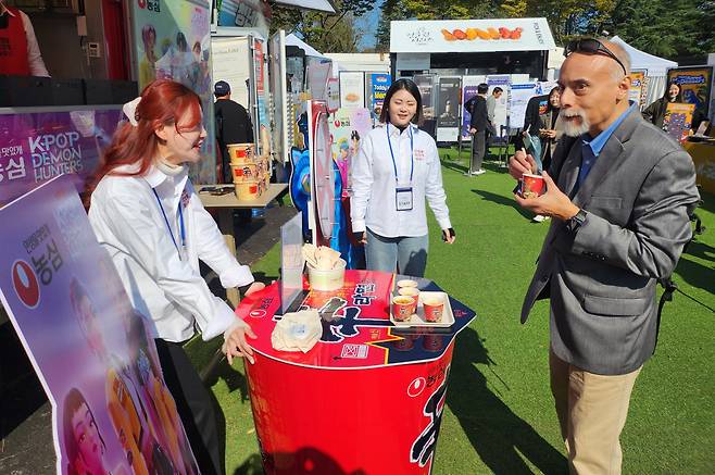 미국 공영라디오(NPR) 서울 특파원 앤서니 쿤이 29일 경주 APEC 국제미디어센터 부근에 설치된 ‘K푸드 스테이션’에서 컵라면을 맛보고 있다.