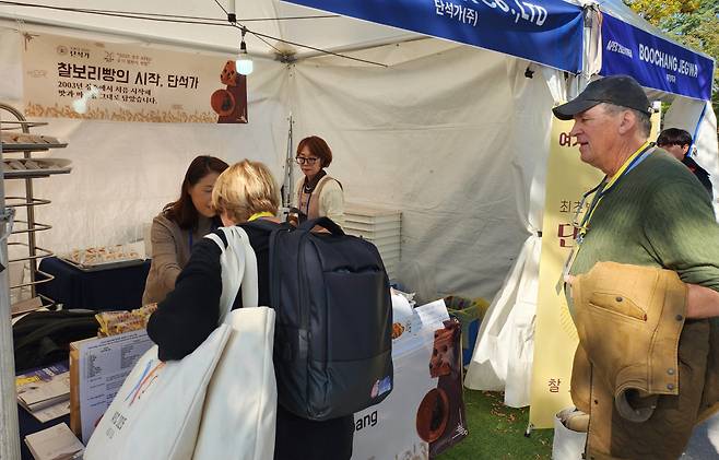 독일 기자가 29일 경주 APEC 국제미디어센터 부근 경주 찰보리빵 코너를 구경하고 있다.