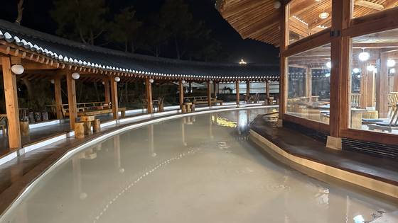 Nohkyungbocha Rapha's circular hanok building with waterways surrounding it [WOO JI-WON]