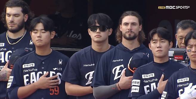 Four Korean baseball players are clean-shaven in a screen capture of footage from MBC Sports. Two American players, Cody Ponce, far left, and Ryan Weiss, fourth from left, have beards. [SCREEN CAPTURE]