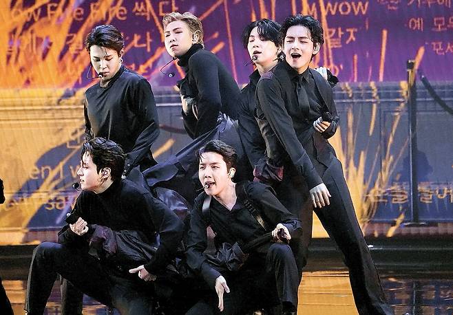 BTS performs ″Butter″ at the 64th Annual Grammy Awards on April 3, 2022, in Las Vegas. All members are clean-shaven. [AP/YONHAP]