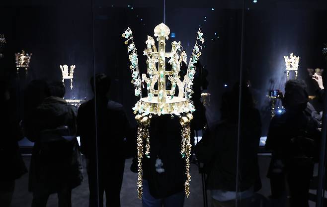 Visitors look at a Silla-era gold crown from the Hwangnamdaechong Tomb during the media day for the special exhibition of gold crowns at the Gyeongju National Museum’s Silla history gallery on Oct. 27. [NEWS1]