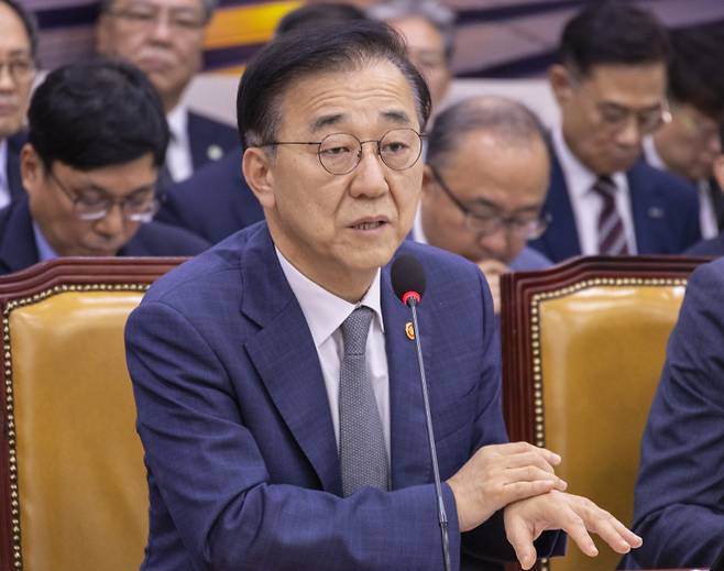 김윤덕 국토교통부 장관이 지난 13일 국회에서 열린 2025년도 국토교통위원회 국정감사에 출석해 의원 질의에 답하고 있다. 연합뉴스