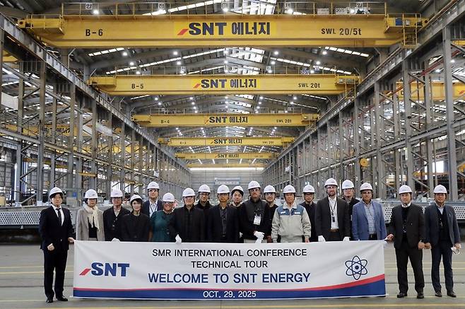 글로벌 SMR 기업 관계자들이 경남 창원 SNT에너지 본사를 방문해 복수기 등 원전 설비 제작 현장을 살펴본 뒤 기념촬영을 하고 있다. /SNT에너지 제공