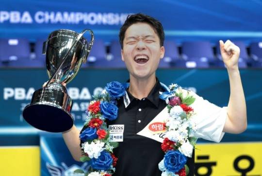 두 번째 우승 트로피를 들어 올린 김영원 / 사진=PBA 제공. 연합뉴스