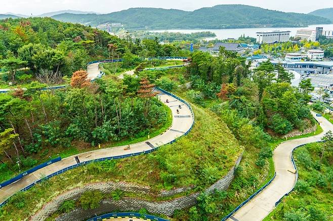 보문호수 주변에 조성한 경주루지월드 / 사진=경주루지월드