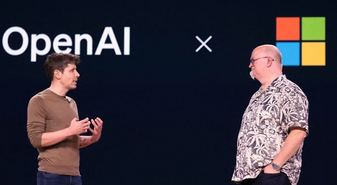 샘 올트먼(왼쪽) 오픈AI CEO와 케빈 스콧 마이크로소프트 CTO [뉴스1]