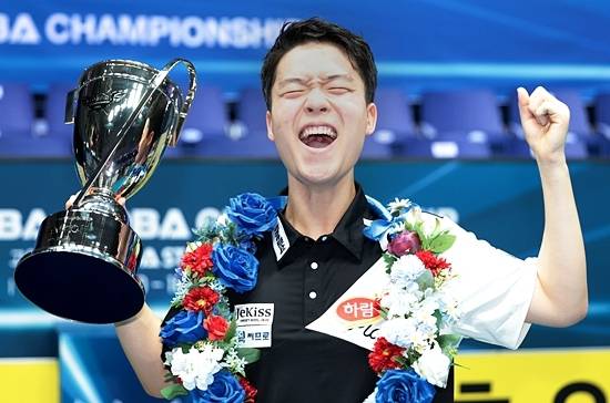 18세 신성 김영원이 산체스에 극적인 역전승을 거두며 휴온스배PBA챔피언십에서 우승했다. 개인통산 두 번째 정상이다. 김영원이 우승토로피를 들고 환호하고 있다. (사진=PBA)