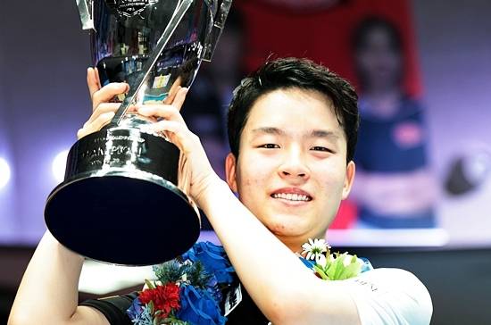 김영원이 우승트로피를 들어올리고 있다. (사진=PBA)