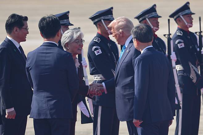 경주 APEC을 계기로 국빈 방한한 도널드 트럼프 미국 대통령이 29일 부산 김해국제공항에 도착해 강경화 주미한국대사와 인사하고 있다. [연합뉴스]